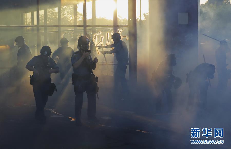 （國(guó)際）（4）美國(guó)警察執(zhí)法動(dòng)作不當(dāng)致一名非裔男子死亡 引發(fā)大規(guī)?？棺h