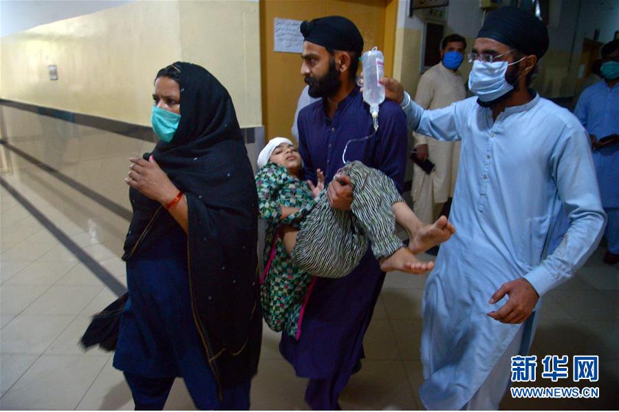 (國際)(5)巴基斯坦客運(yùn)列車和巴士相撞事故致19人死亡