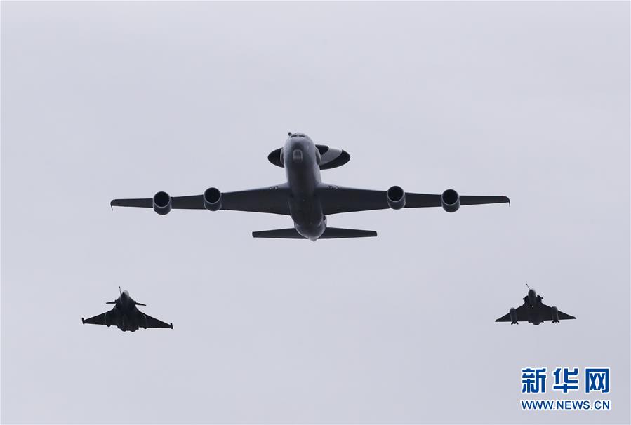 (國際)(6)法國國慶節(jié)閱兵式致敬抗疫公民