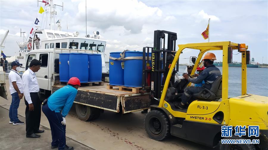 (國(guó)際·圖文互動(dòng))(3)在斯里蘭卡中國(guó)專(zhuān)家和中資企業(yè)助力油輪滅火