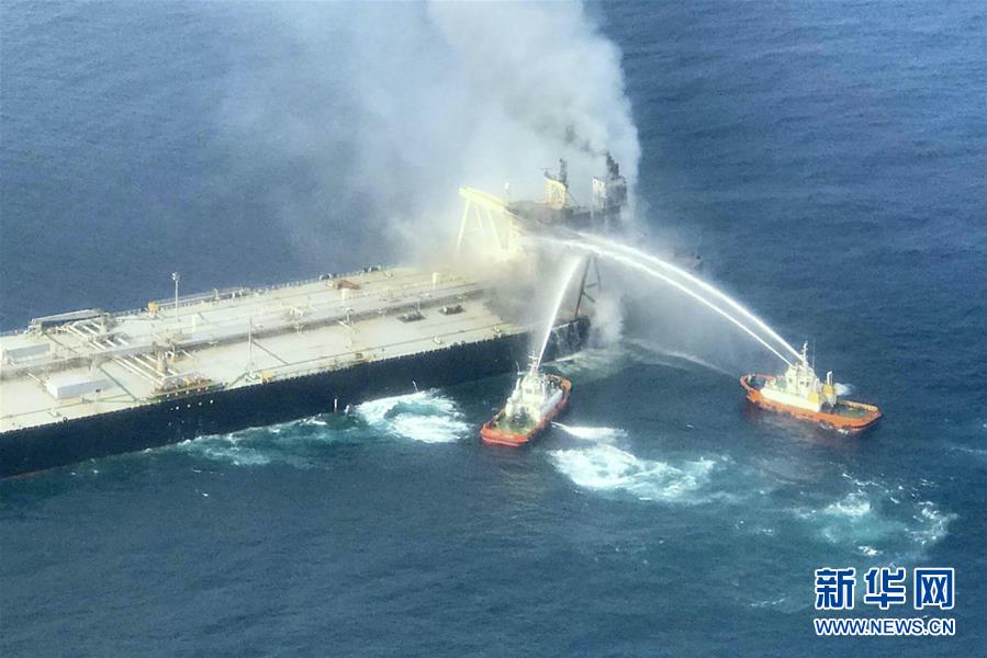 (國(guó)際·圖文互動(dòng))(7)在斯里蘭卡中國(guó)專(zhuān)家和中資企業(yè)助力油輪滅火
