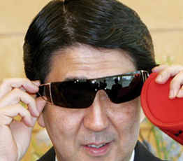 2015，安倍會繼續(xù)"暴走"嗎？