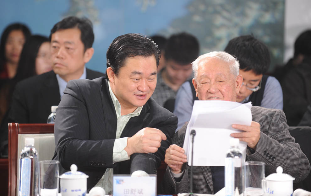 新華網(wǎng)董事長、總裁田舒斌與軍事科學(xué)院原副院長糜振玉在現(xiàn)場交流