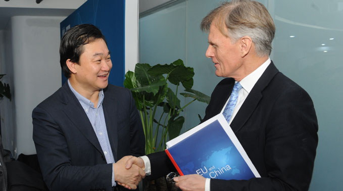 新華網(wǎng)董事長、總裁田舒斌會見丹麥駐華大使裴德盛