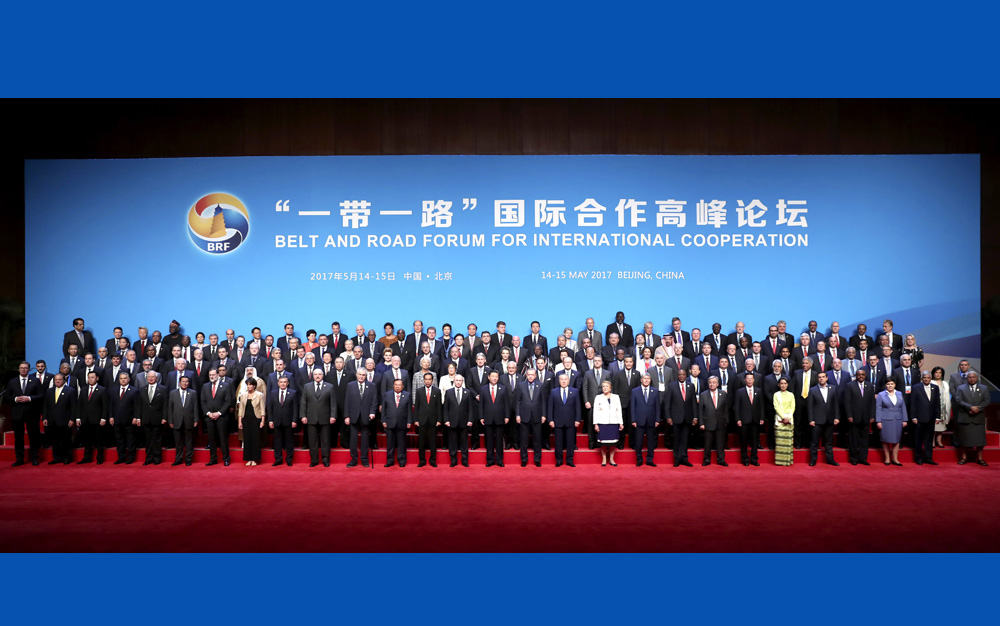 習(xí)近平同出席&ldquo;一帶一路&rdquo;國(guó)際合作高峰論壇的代表們合影