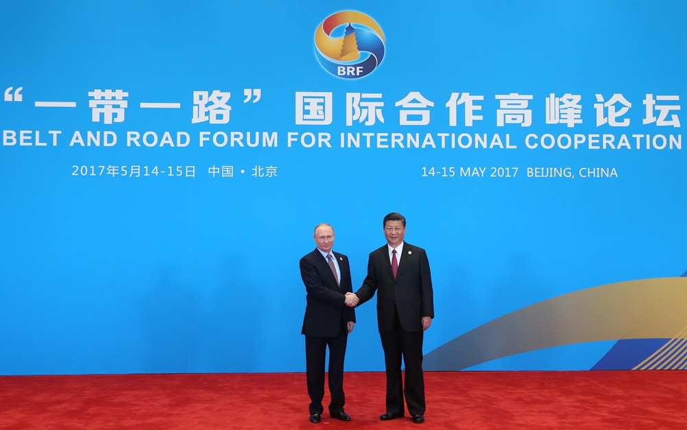 習(xí)近平迎接出席&ldquo;一帶一路&rdquo;國際合作高峰論壇圓桌峰會的領(lǐng)導(dǎo)人和國際組織負(fù)責(zé)人