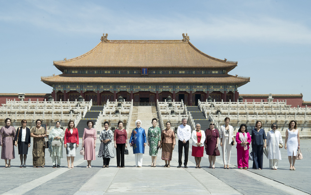 彭麗媛邀請出席&ldquo;一帶一路&rdquo;國際合作高峰論壇外方團(tuán)長配偶參觀故宮博物院