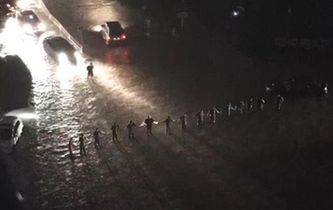 暴雨中的&ldquo;最美人墻&rdquo;找到了！