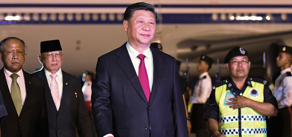 習(xí)近平抵達(dá)斯里巴加灣開(kāi)始對(duì)文萊達(dá)魯薩蘭國(guó)進(jìn)行國(guó)事訪(fǎng)問(wèn)