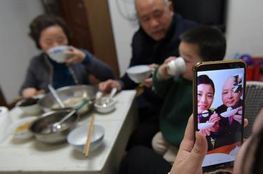 戰(zhàn)&ldquo;疫&rdquo;夫妻一家的隔空團聚