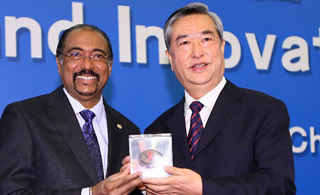 聯合國艾滋病規(guī)劃署為李從軍頒獎