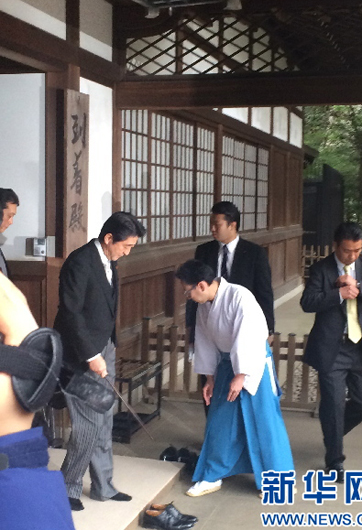 安倍為何不顧?quán)彿磳Γ瑘?zhí)意參拜？