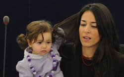 &ldquo;小萌女&rdquo;成歐洲議會(huì)會(huì)議?？?高清組圖)