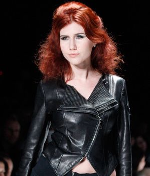 俄美女間諜現(xiàn)身T臺(tái)秀場(chǎng)成全場(chǎng)亮點(diǎn)