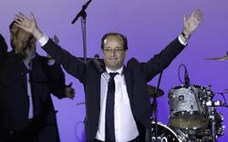 法國當(dāng)選總統(tǒng)奧朗德在巴黎參加慶?；顒?dòng)(組圖)